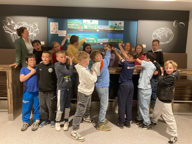 Die Klasse 4b beim Besuch ihrer Ausstellung bei Möbel Bohn